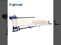 Бурение в центре пенопласта бурильной машиной для вставки губчатой планки для машины для пилинга, разрезающей цилиндрический пенопласт на тонкие бесконечно длинные рулоны в качестве предварительной обработки для процесса пилинга.